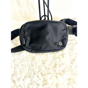 Lululemon Everywhere 1L belt bag in black nylon material